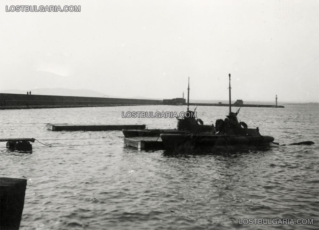 Мини-подводници, вероятно италиански, закотвени в българско военно пристанище, около 1943 г.