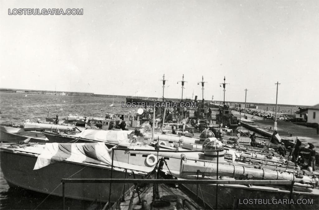 Торпедни катери Бритиш Пауър Боут, зад тях Люрсен, на заден план четирите миноносци тип "Дръзки", 1943-44 г.