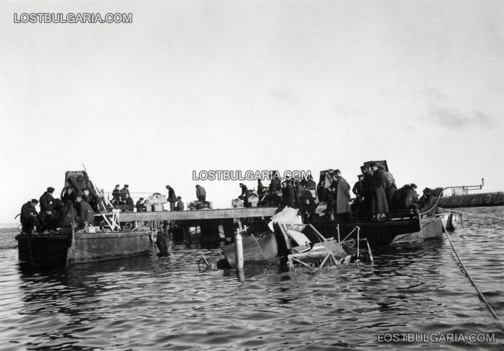 Подготовка за изваждане на миноносеца "Дръзки", потънал на 15 октомври 1942 г. в пристанище Варна заради експлозия на остатъци от неправилно превозван каменарски барут в каютата на механика. Загиват 7 души от екипажа. Скоро след инцидента корабът е ремонтиран и върнат в строя