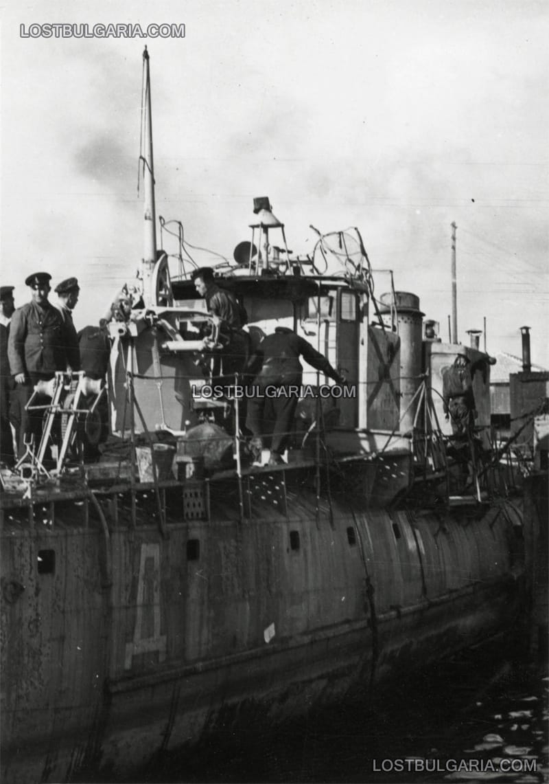 Изваждането на миноносеца "Дръзки", потънал на 15 октомври 1942 г. на кея в пристанище Варна заради експлозия на остатъци от неправилно превозван каменарски барут в каютата на механика. Загиват 7 души от екипажа. Скоро след инцидента корабът е ремонтиран и върнат в строя