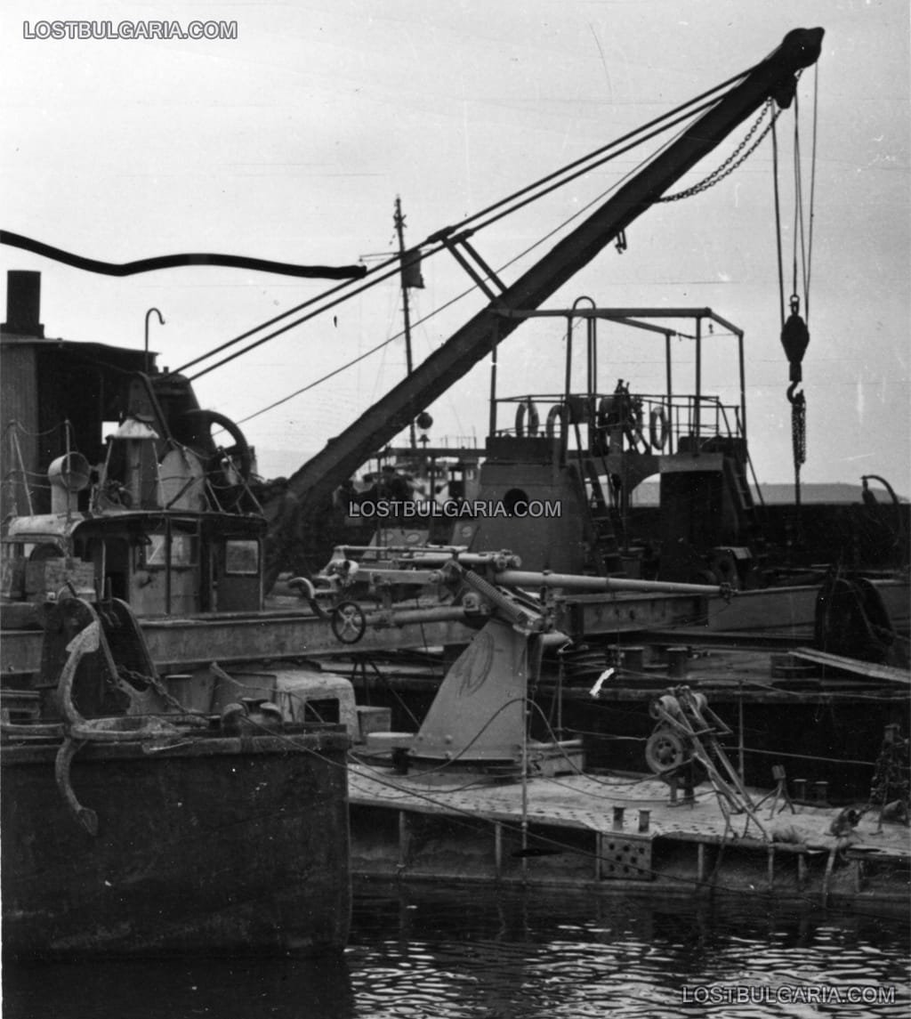 Изваждането на миноносеца "Дръзки", потънал на 15 октомври 1942 г. до кея във Варна поради взрив на остатъци от неправилно транспортиран каменарски барут. Скоро след инцидента корабът е ремонтиран и върнат в строя.