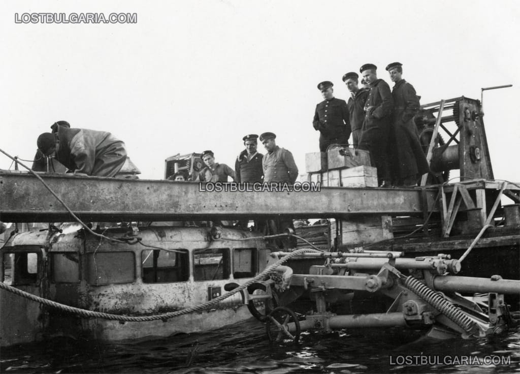 Подготовка за издигане на миноносеца "Дръзки", потънал на 15 октомври 1942 г. до кея във Варна поради взрив на остатъци от неправилно транспортиран каменарски барут. Оксиженист изрязва предната част на командната рубка, която пречи на понтонната конструкция, с която се извършва изваждането