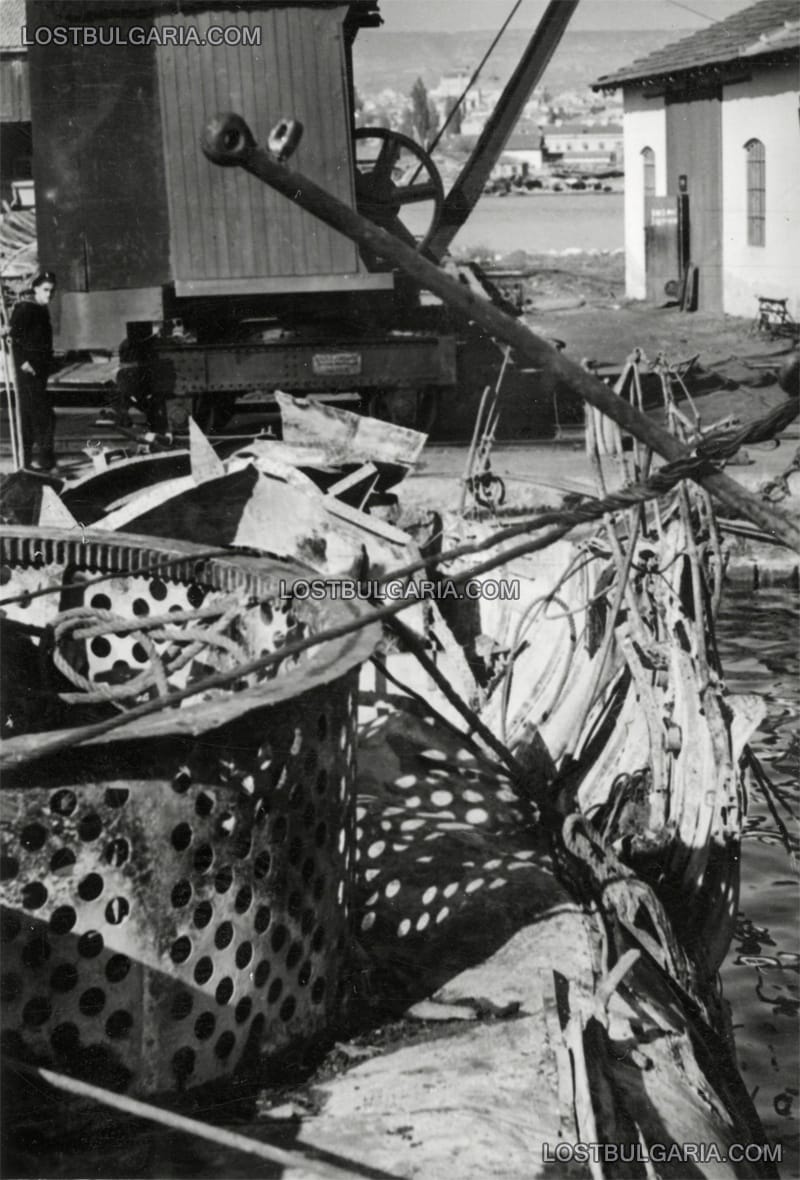 Щети по корпуса на миноносеца "Дръзки", потънал на 15 октомври 1942 г. на кея във Варна, при експлозия на остатъци от неправилно транспортиран каменарски барут