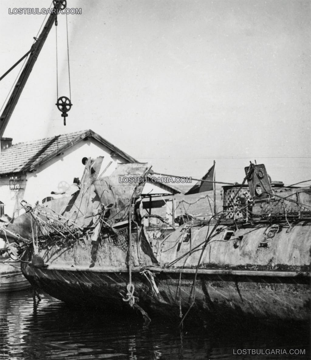 Щети по корпуса на миноносеца "Дръзки", потънал на 15 октомври 1942 г. на кея във Варна, при експлозия на остатъци от неправилно транспортиран каменарски барут