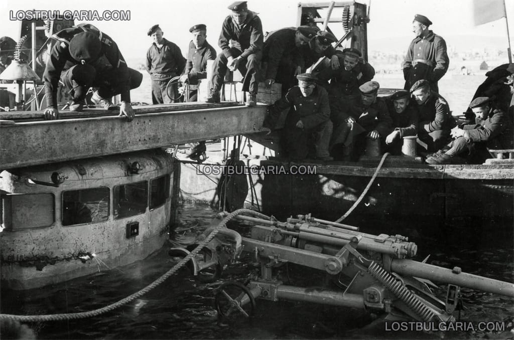 Оксиженист отстранява предната част на командната рубка на миноносеца "Дръзки", за да може да бъде издигнат с помощта на конструкция от понтони и стоманени греди. Корабът потъва на 15 октомври 1942 г. до кея във Варна, заради взрив на остатъци от неправилно съхраняван каменарски барут на борда. Загиват 7 души от екипажа. Скоро след инцидента корабът е изваден, ремонтиран и върнат в строя.