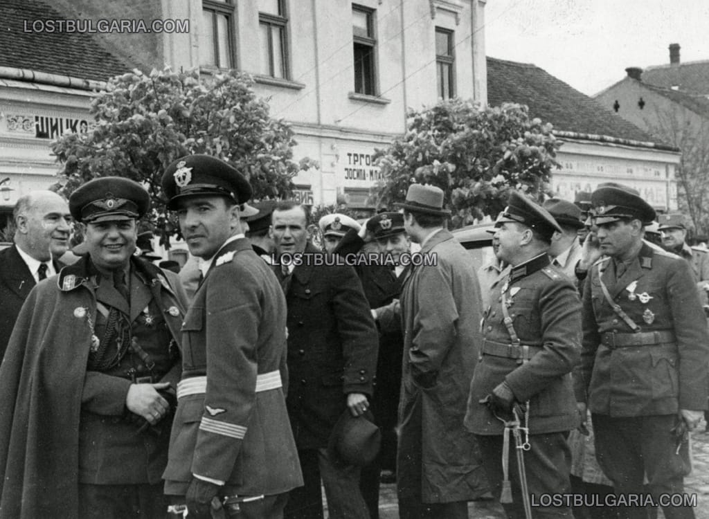 Полковник Константин Узунски (в ляво), началник-щаб на Въздушни войски, с офицер от Югославските кралски въздушни сили, по време на официално посещение. Краен в дясно подполковник Тодор Рогев, летец-изтребител през Първата световна война, убит след 9 септември 1944 г. Неизвестен град в Югославия, края на 30-те години.