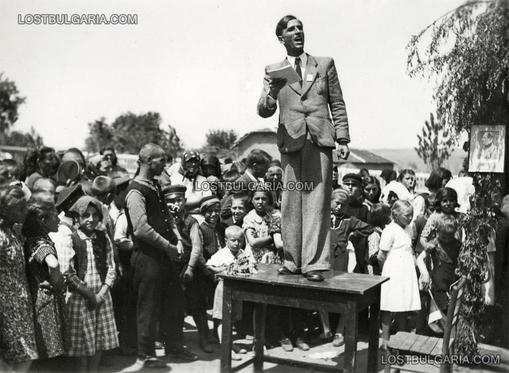 Учител произнася празнична реч пред учениците от село Манастирище, Оряховско. 24 май 1942 г.