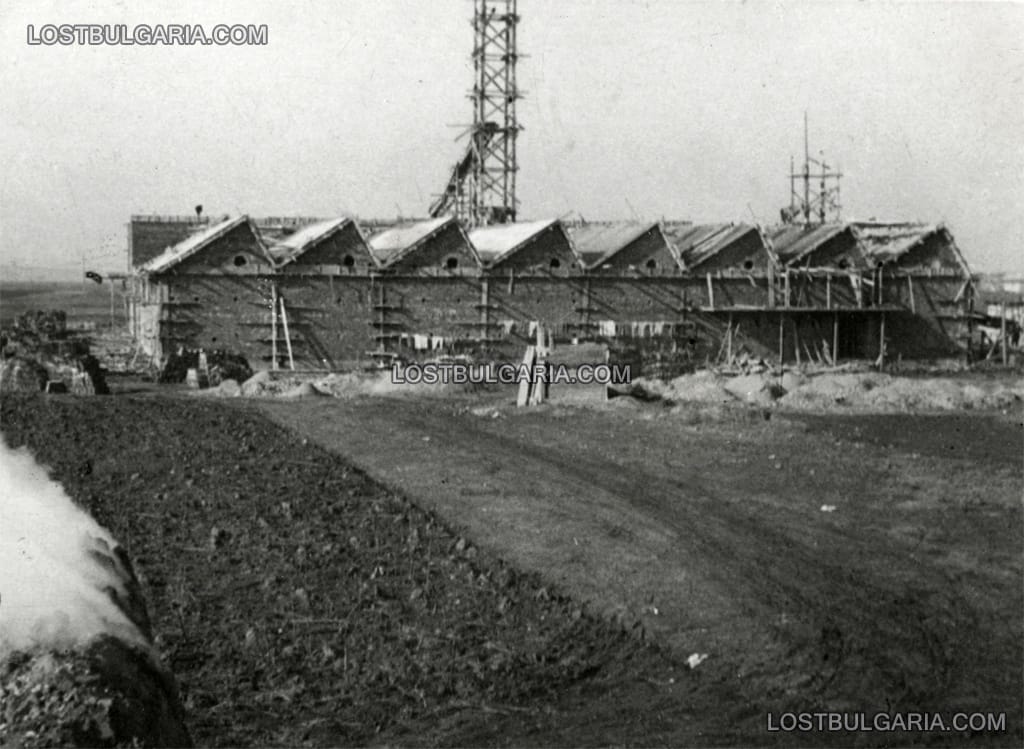 Строежът на каучукова фабрика "Гизлавед" на Гара Искър, филиал на шведските фабрики за автомобилни гуми и каучук Gislaved, 30-те години на ХХ век
