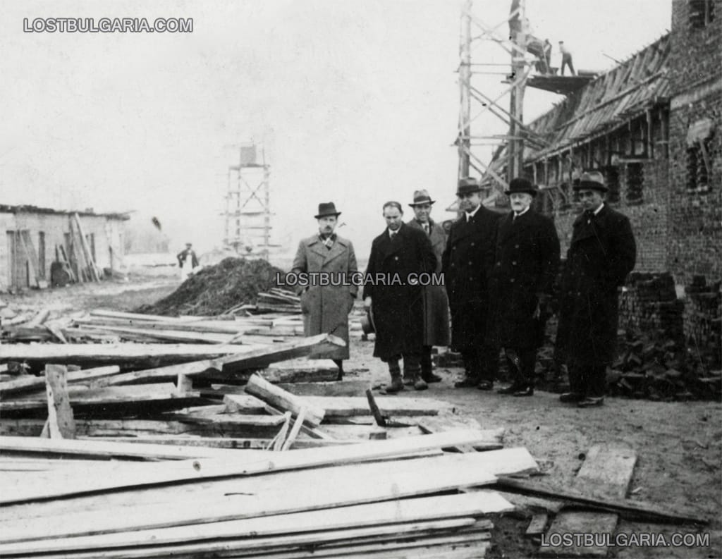 Шведският пълномощен министър в Букурещ, на преглед на строежа на каучуковата фабрика "Гизлавед" в Гара Искър, филиал на шведските фабрики за автомобилни гуми и каучук Gislaved, 30-те години на ХХ век