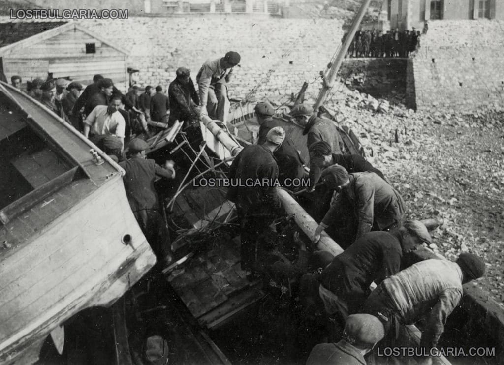 Пристанищен персонал на ремонтните докове на пристанището в Кавала, февруари 1944 г.