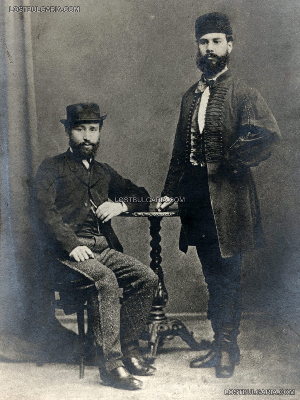 Портрет на Марин Дринов (седнал) и Васил Д. Стоянов (в чешка соколска униформа), заснет в Прага 1862 г.