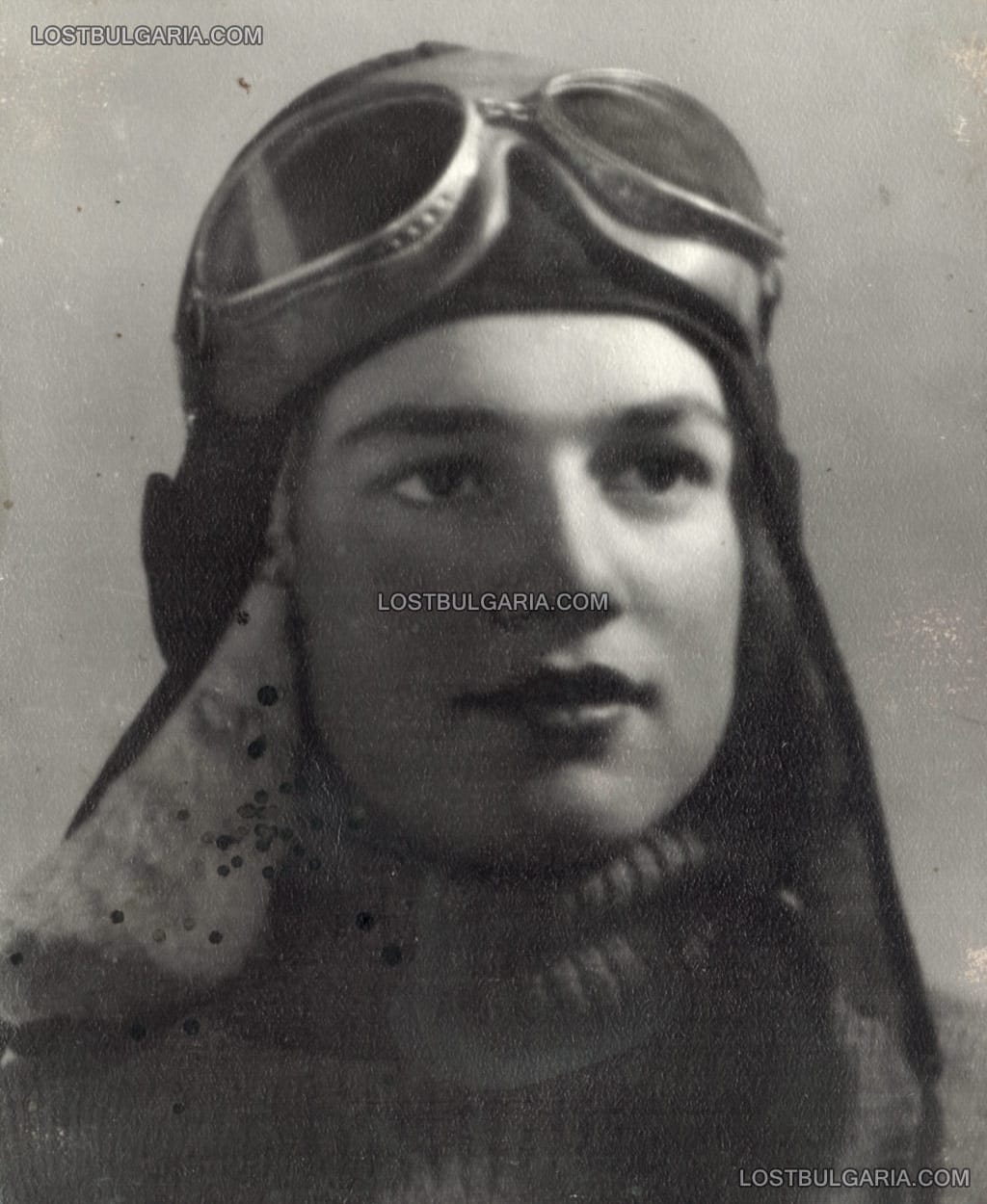 Портрет на млада жена с пилотско боне, надписана: "Спомен на добрия Неделко от Деска, село Султанци, 1942 г."