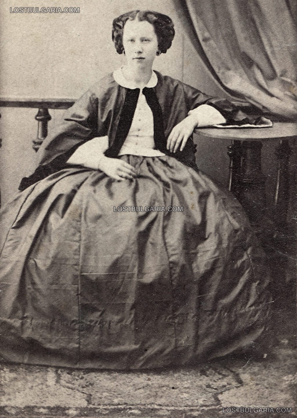 Надписана: "Г-ца Карина фон Хетцел, майка на г-жа Анна Д-р Мустакова, 1858 г. Студиен портрет на Карина д-р Ебербах, родена фон Хетцел в град Дорпт (дн. Юреев Дорпат), Естония"