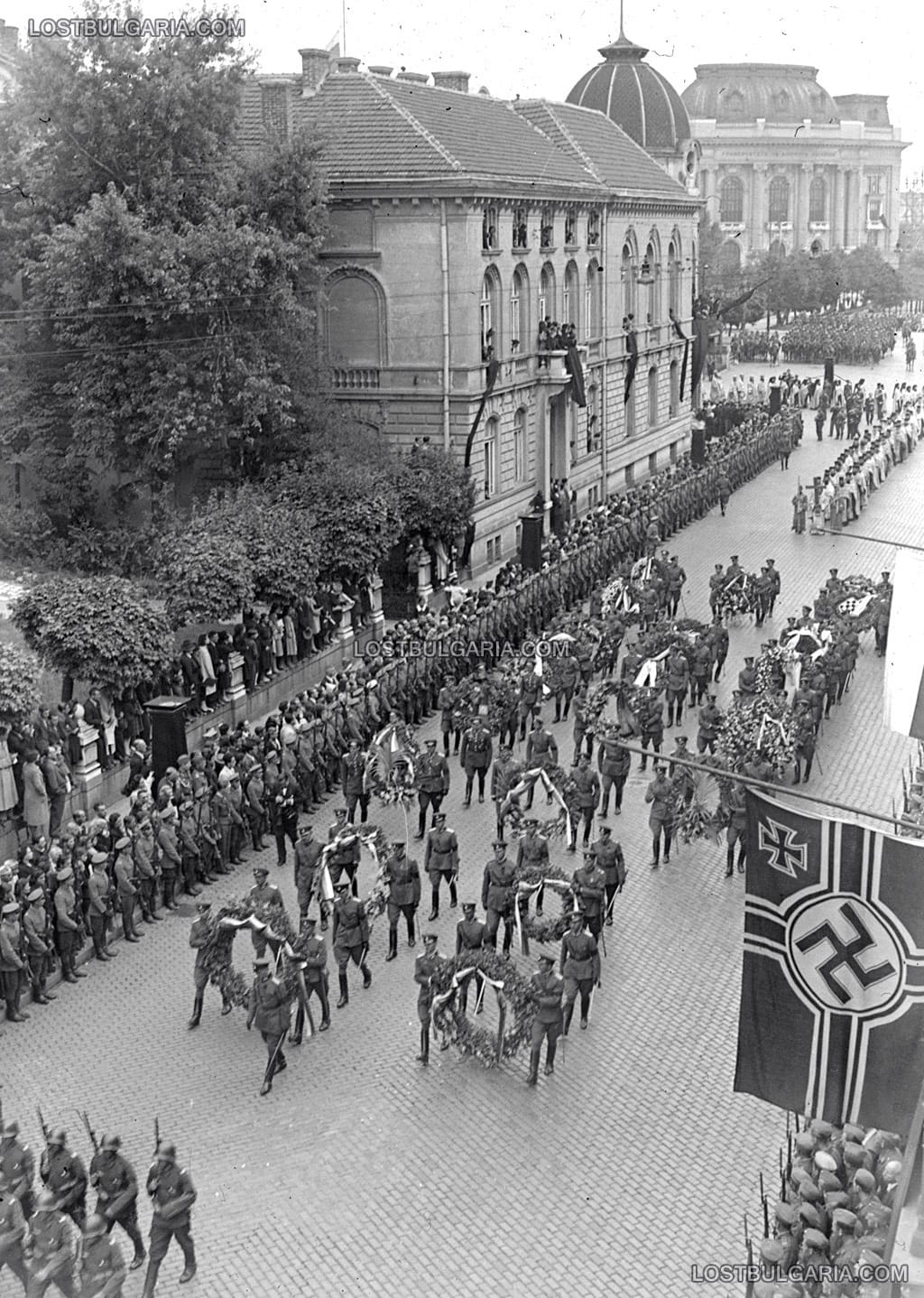 Траурното шествие за погребението на Н.В.Цар Борис III минава по бул. "Цар Освободител", София, началото на септември 1943 г.