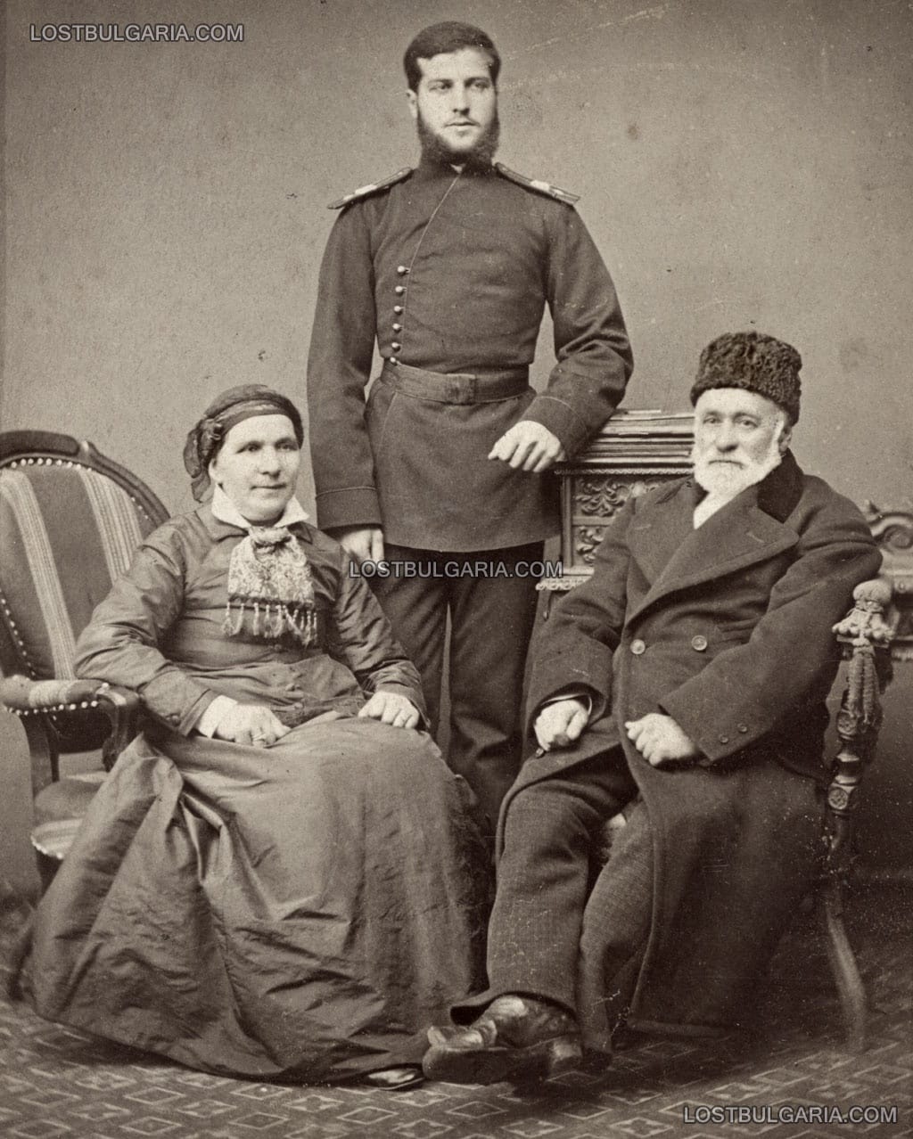 Семеен портрет на подпоручик Янко Драганов (бъдещ генерал) майка му Петра и баща му Драган Железов Драганов, Тулча 1880 г.