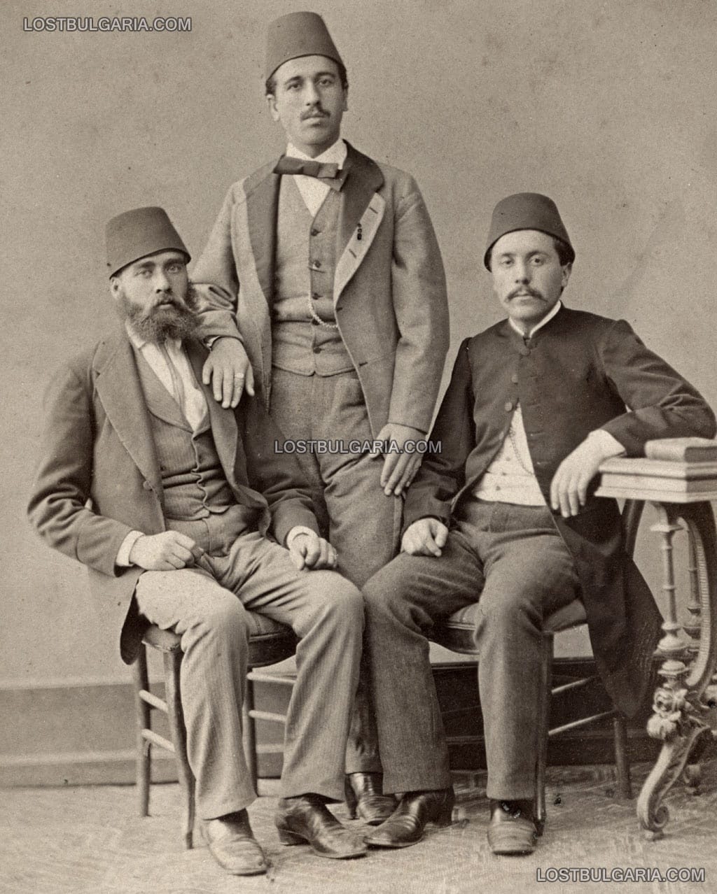 Братовчедите Захарий Желез Драганов (дясно), Ив. Ж. Попов (прав) и неизвестен като студенти в Цариград, 1865 г.