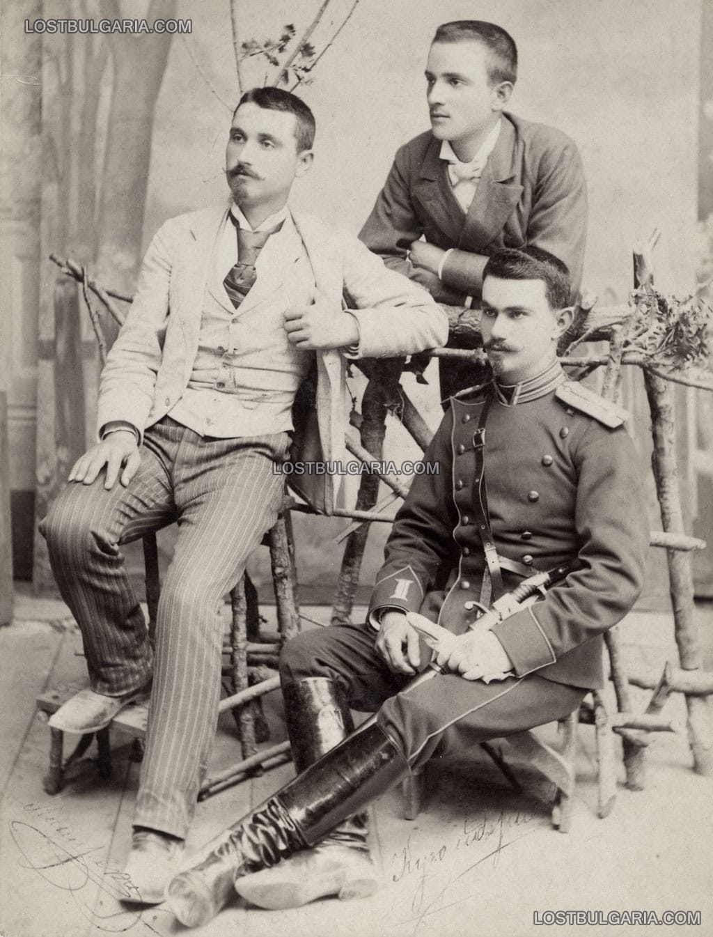 Студиен портрет на двама елегантно облечени млади мъже и поручик в униформа, Варна 1894 г.