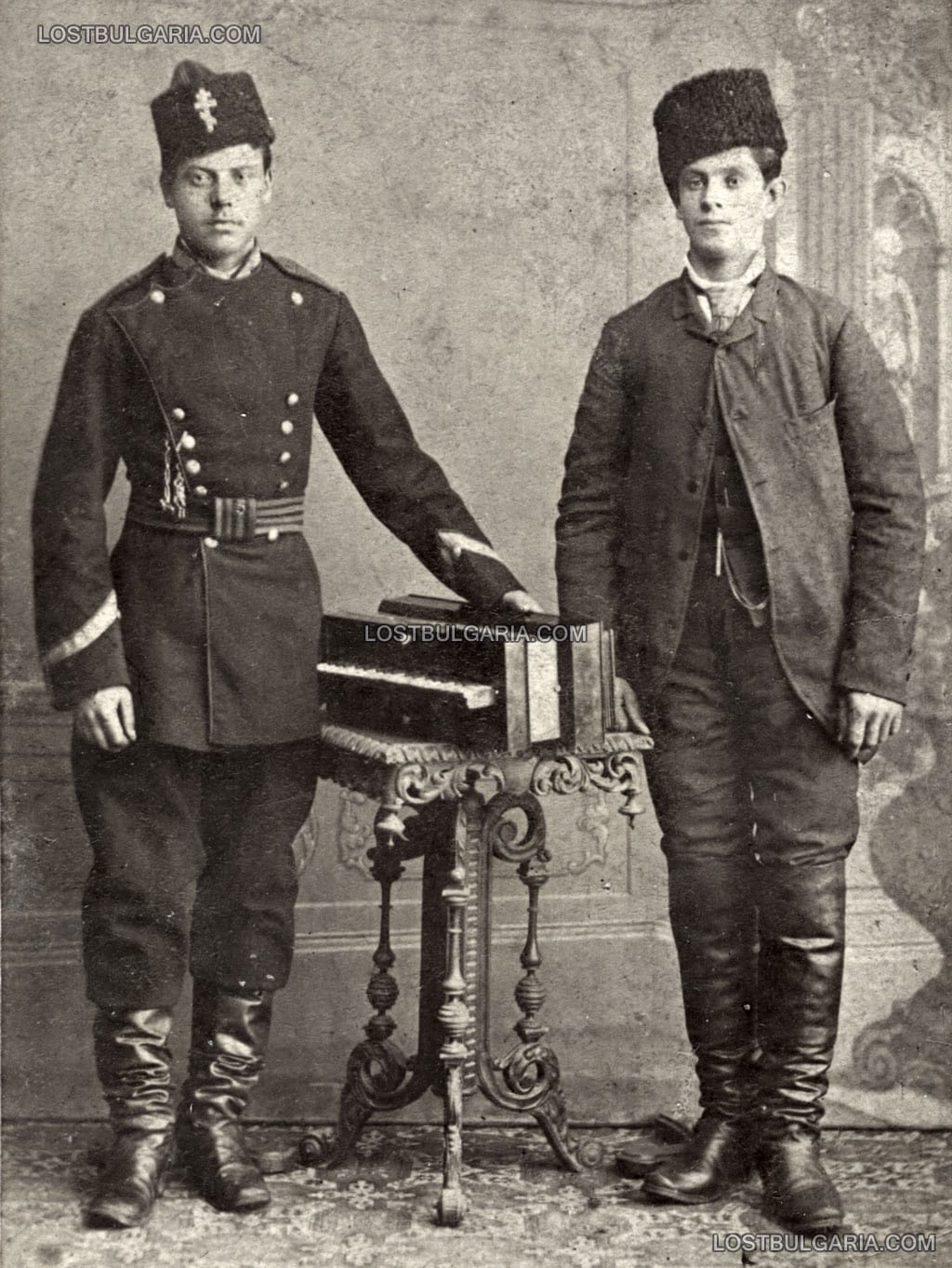 Студиен портрет на участник в Сръбско-Българската война с негов приятел и хармониум, Русчук, ноември 1885 г.
