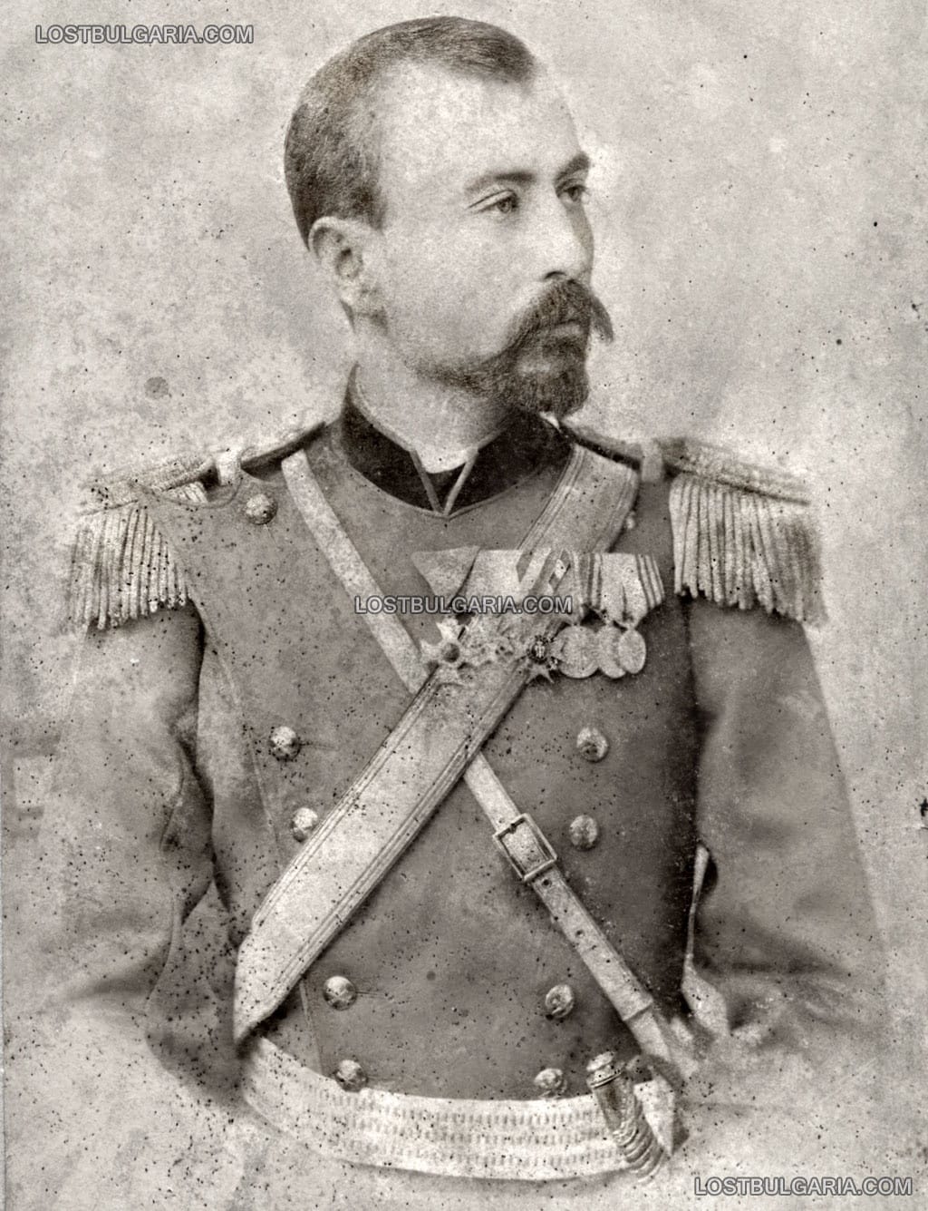 Майор Олимпий Панов (1852-1887), член на БРЦК, участник в Руско-Турската и Сръбско-Българската война и Съединението, фотографиран около 1886 г.