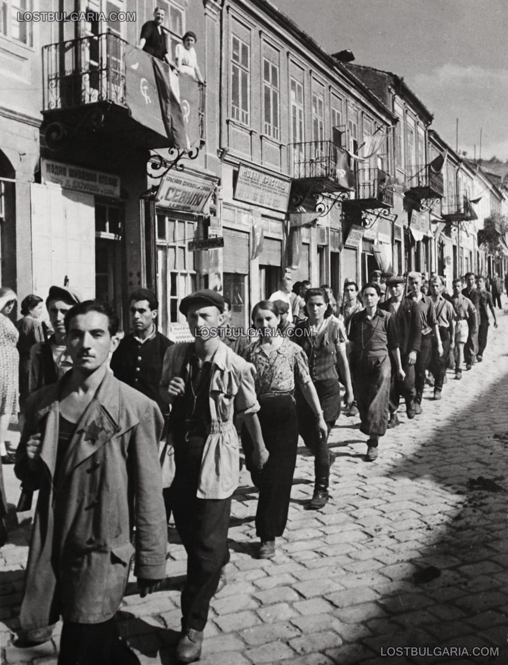 Партизански отряд минава през града, слизайки от гората, Велико Търново, около 9 септември 1944 г.