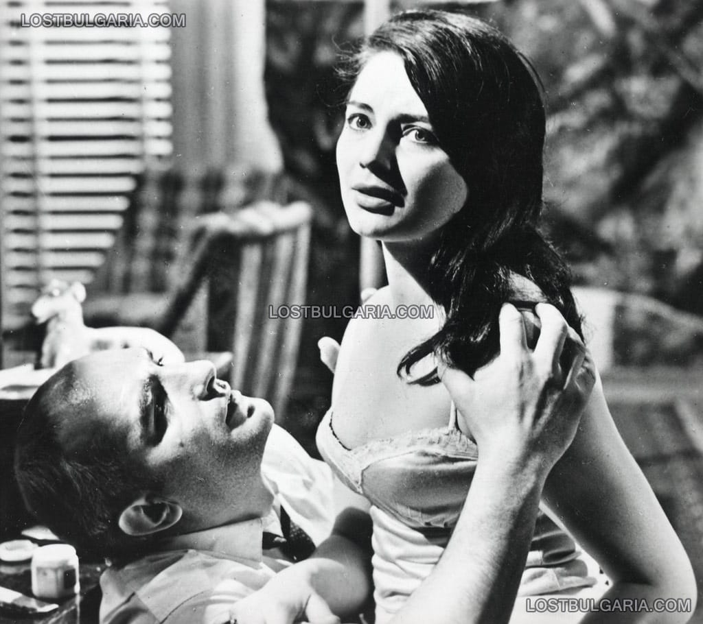 Йордан Матев в ролята на Борис Морев и Невена Коканова в ролята на Ирина в сцена от филма "Тютюн", 1961 г.