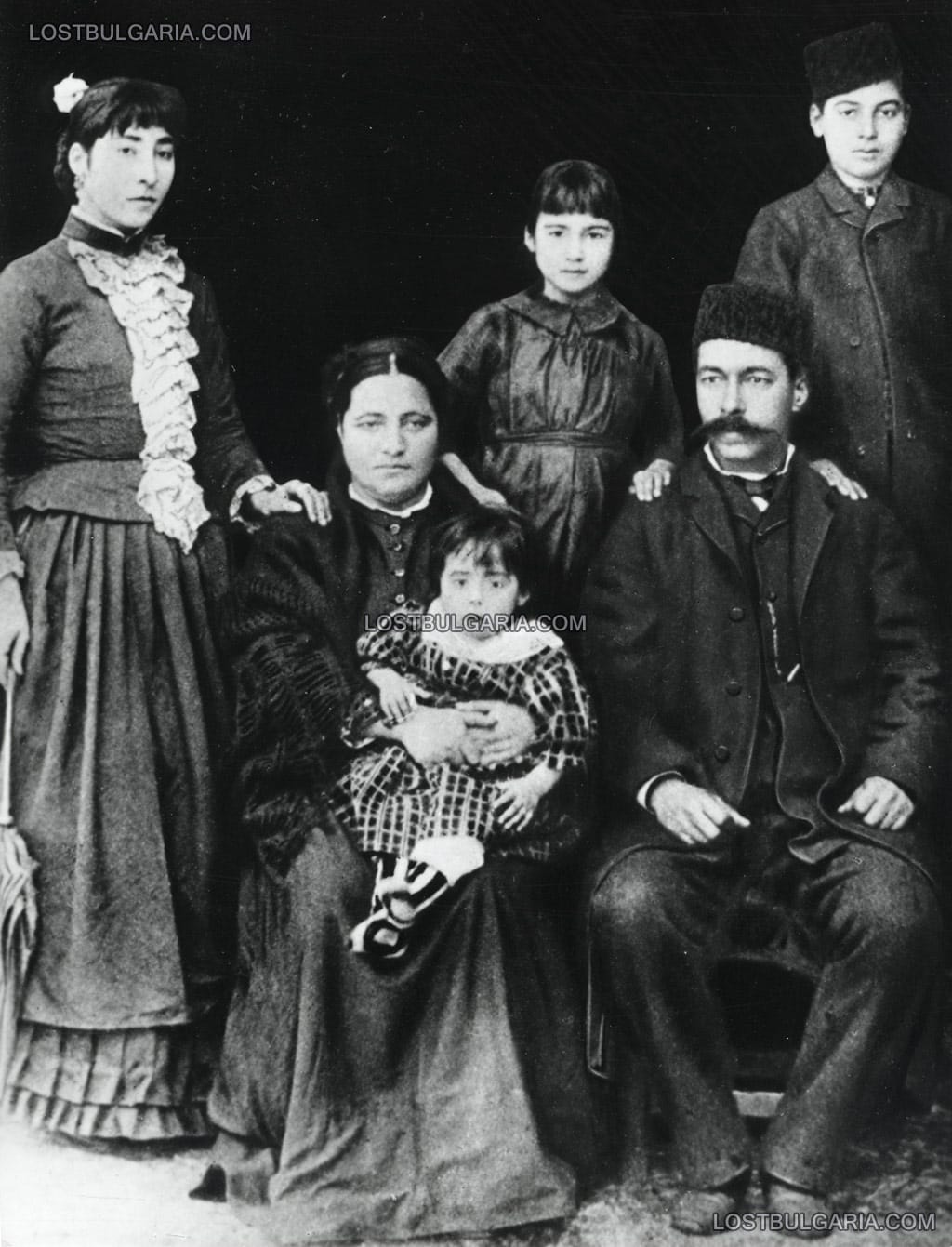 Пейо Яворов (прав дясно) със семейството си - баща му Тотю Крачолов, майка му Гана, сестрите му Мина (ляво) и Екатерина (в средата), и брат му Никола, Чирпан, 1889 г.