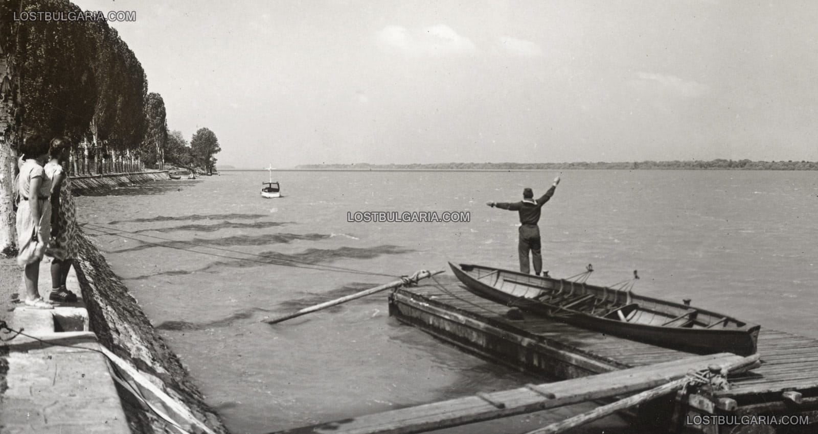 Лом, пасажери чакат на понтонен кей за малки транспортни лодки за превоз по река Дунав, края на 50-те години на ХХ век