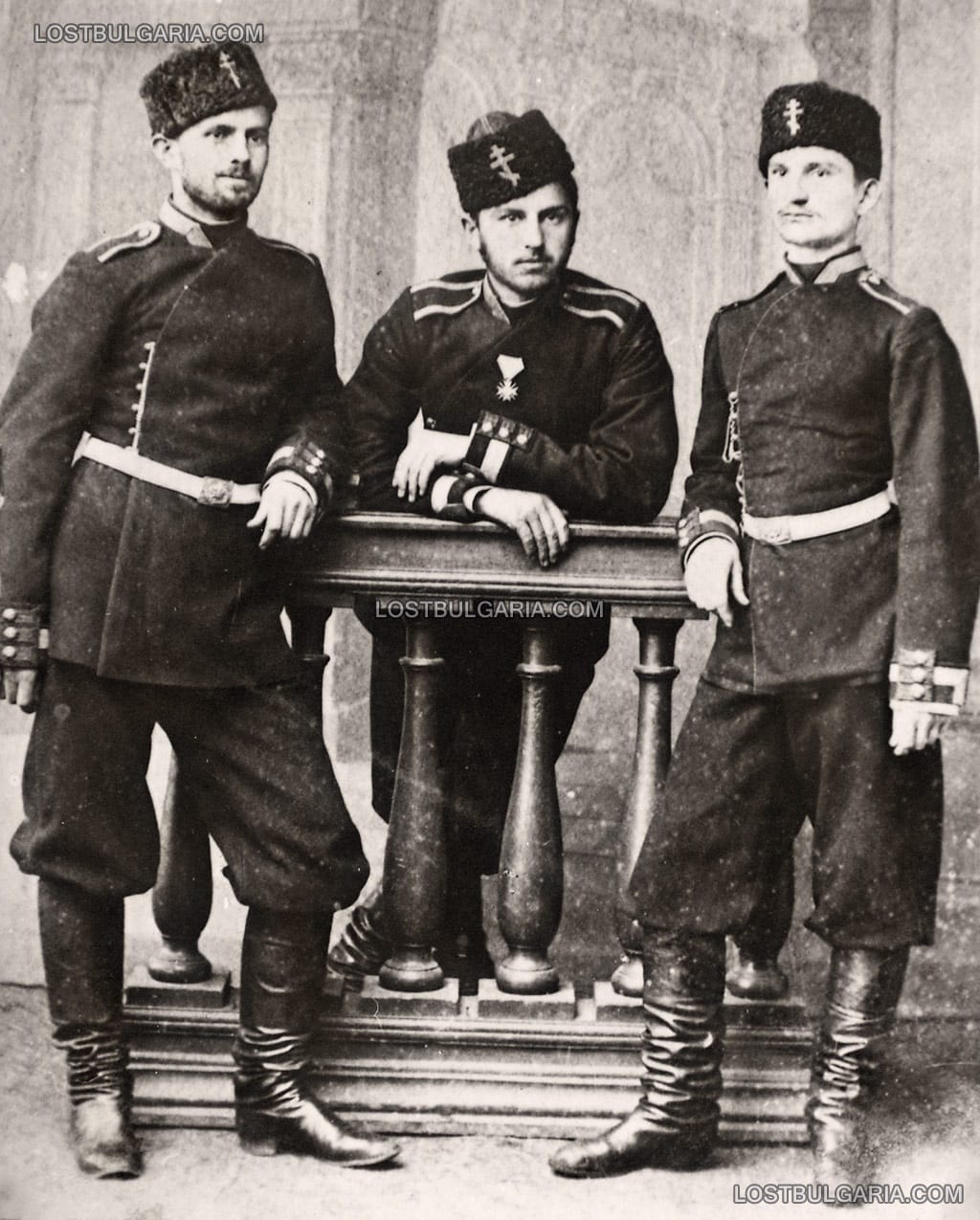 Станчо Димитриев с кръста "За Храброст", получен за участието му в Сръбско-Българската война със свои съвипускници юнкери от Военното училище, София края на 1885 г.