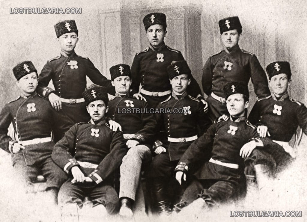 Станчо Димитриев (втори от ляво на дясно, седнали) със свои съвипускници юнкери от Военното училище, наградени с кръста "За Храброст" и възпоменателен медал за една година от войната, получени за участие в Сръбско-Българската война, София 1886 г.
