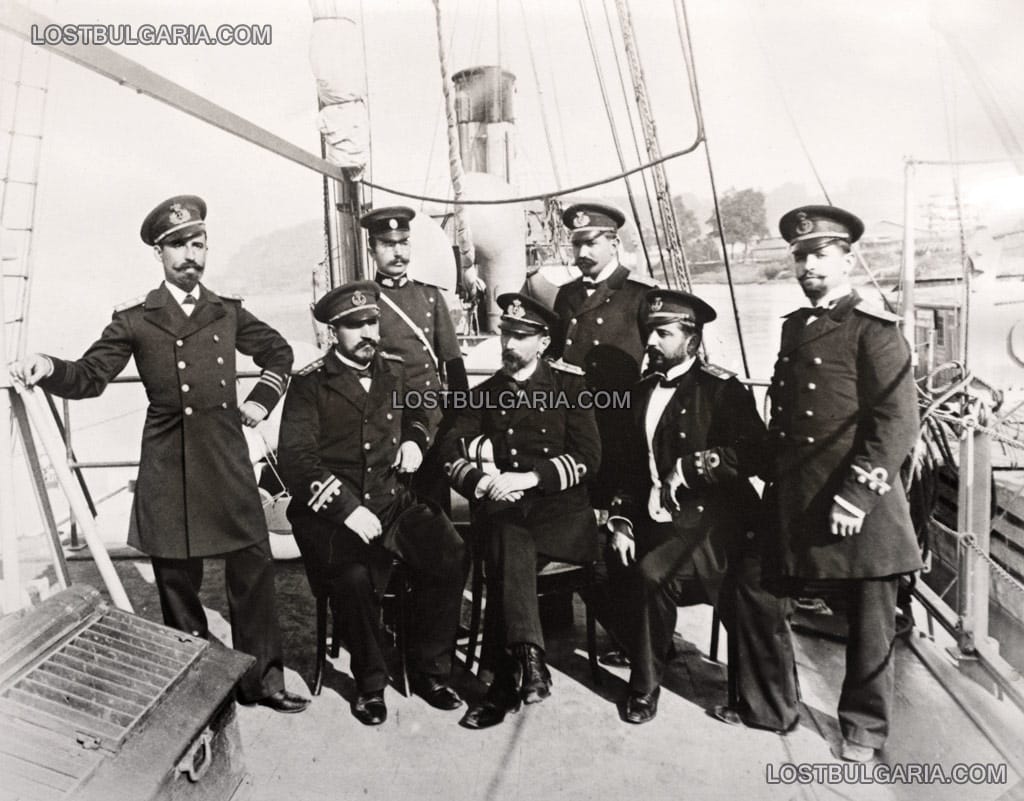 Командният състав на първия екипаж на учебния крайцер "Надежда" на палубата на кораба, в центъра капитан Пол Пишон, в дясно от него капитан Станчо Димитриев, Бордо (Франция), септември 1896 г.