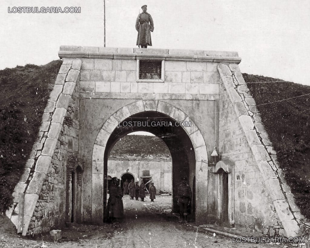 Входът на форт от системата на одринските укрепления, превзет от българската войска и използван за подслоняването на бежанци и оръжеен склад, 7 юни 1913 г.