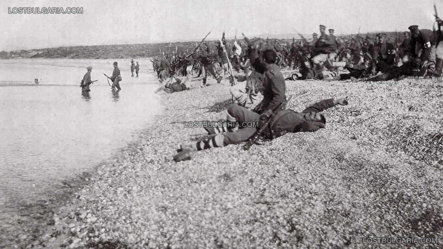 Българските войници, достигнали брега на Бяло море се радват на рядката възможност за почивка, 1912 г.