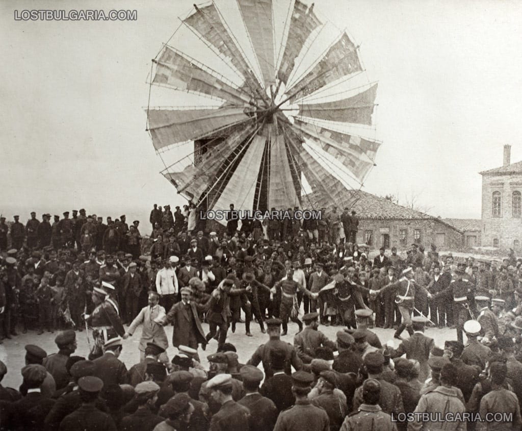 Празнично хоро на площада след превземането на Кешан (Keşan) от българските войски, ноември 1912 г.