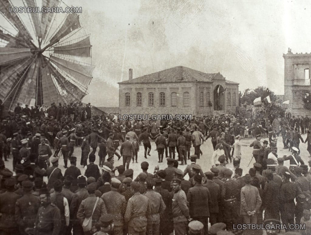 Войници и население играят хоро на площада след превземането на град Кешан (Keşan) от българскита войска, ноември 1912 г.