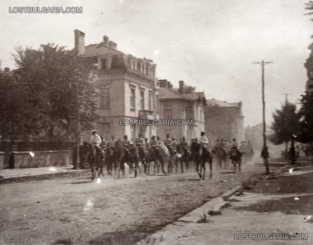 Кавалерийски отряд по улица "Оборище" на път за фронта, София 1912 г.