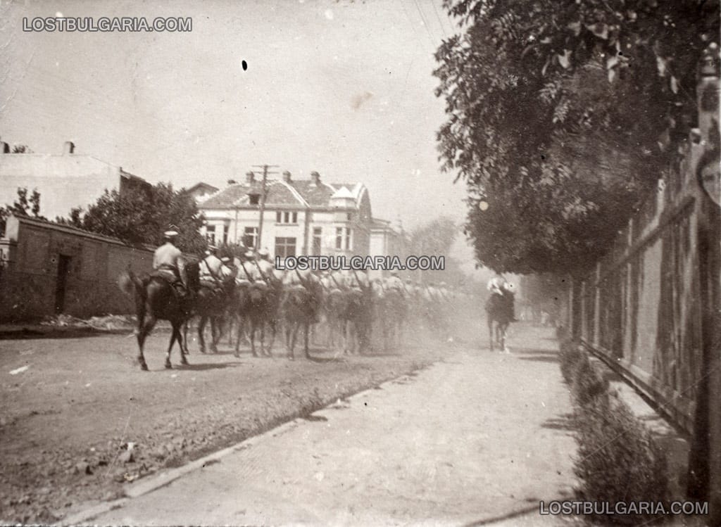 Кавалерийски отряд минава по ул."Оборище" на път за фронта, София 1912 г.