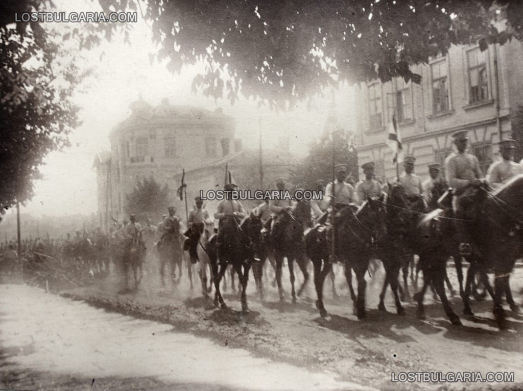 Кавалерията заминава за фронта по улица "Оборище" на пресечката с улица "Васил Априлов", София 1912 г.
