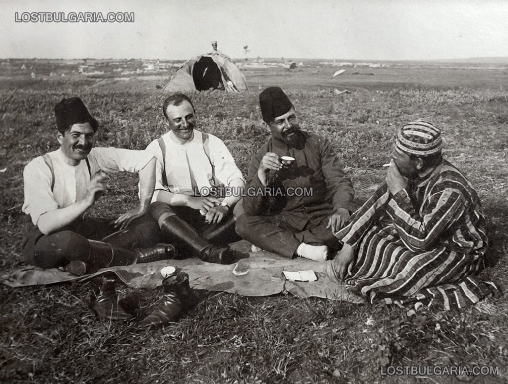Снимка за спомен на български офицери, облечени в трофейни турски дрехи, вероятно Одринска Тракия, 1912-13 г.