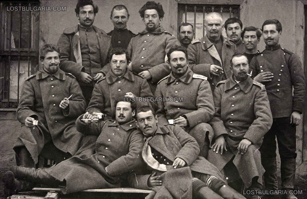 Снимка за спомен от Нова година на част от офицерите от 52 пехотен полк и 8 артилерийски полк, сред които и Владимир Заимов (втори в средата от ляво) в село Татар Кьой, 1912 г.