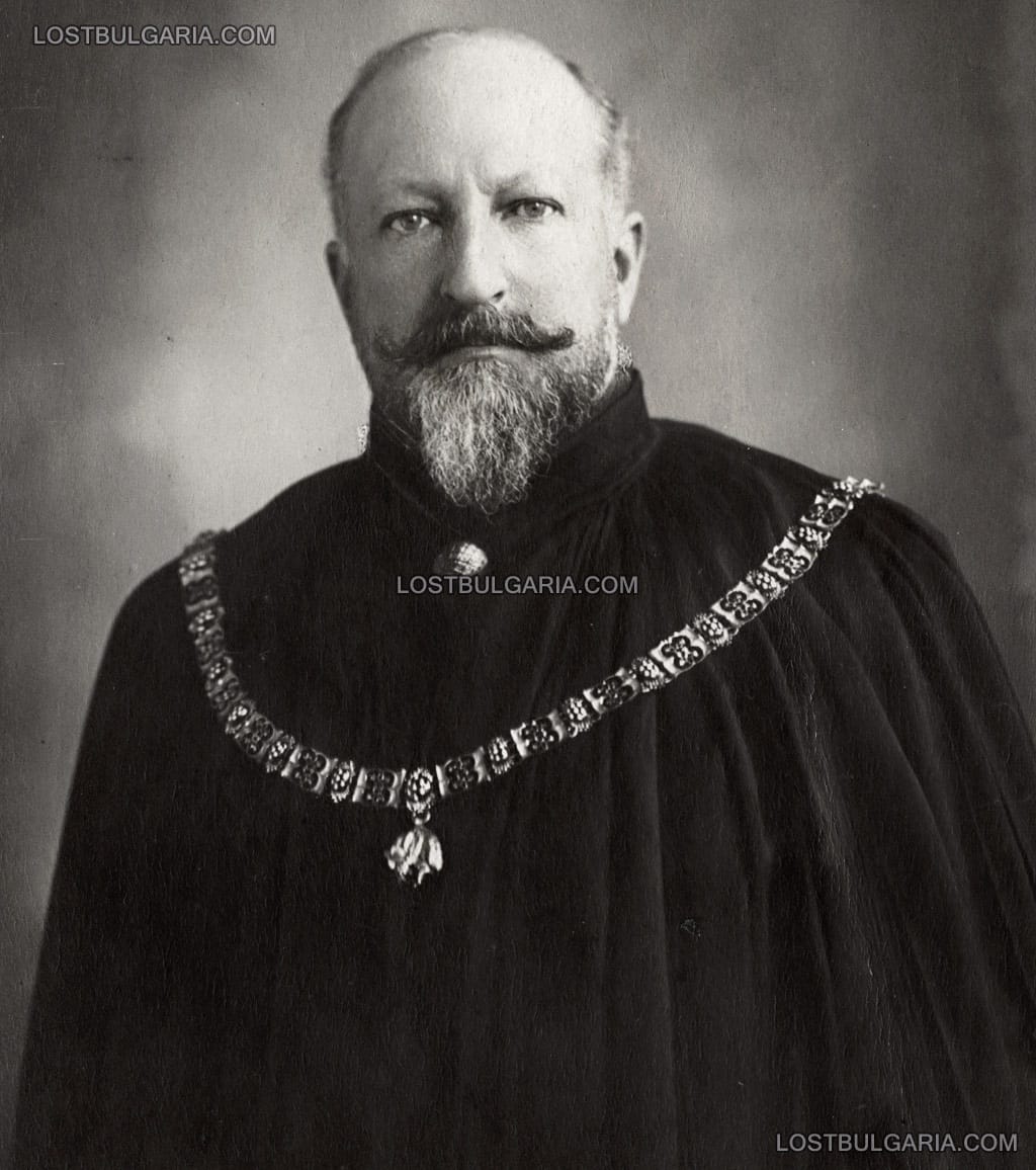 Цар Фердинанд с огърлието на ордена "Златното руно", заснет след получаването му в 1911 г.