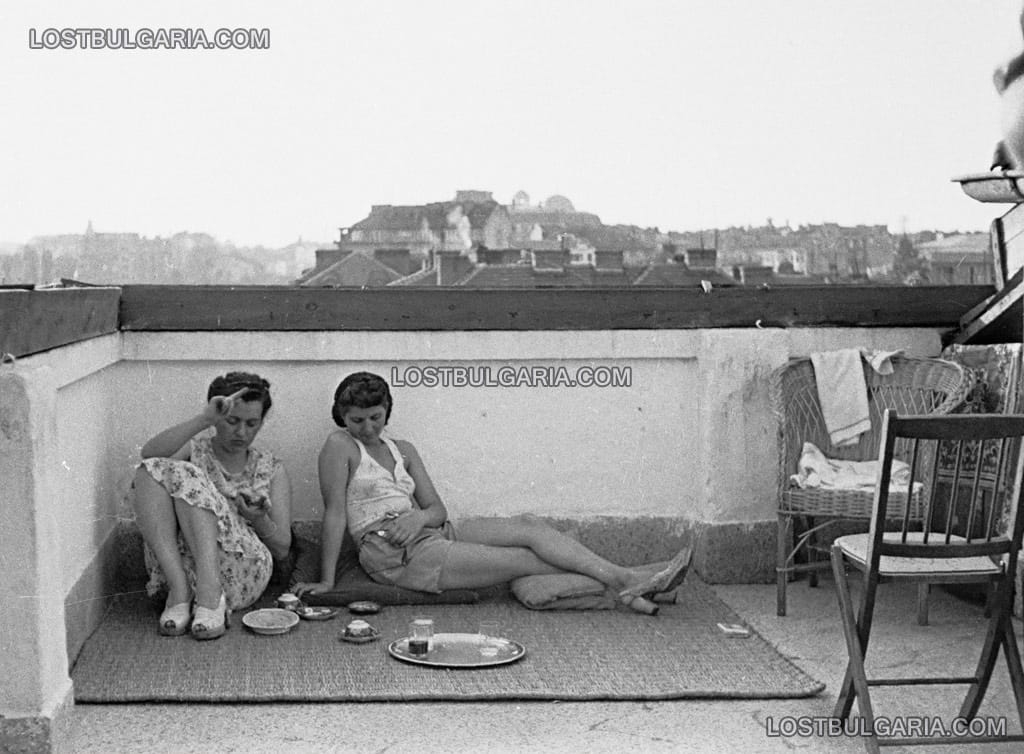 Млади жени си гледат на кафе на терасата на мансарда, София, юли 1942 г.
