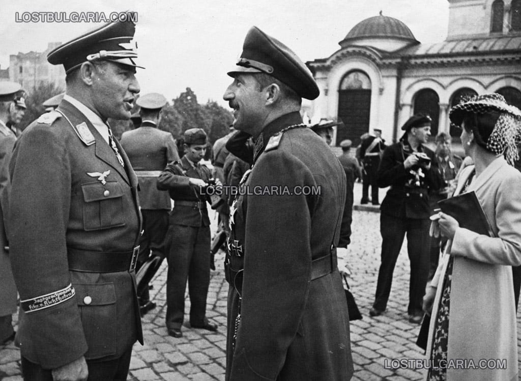 Аташето на Луфтвафе полковник Карл-Аугуст фон Шьонебек (Carl-August von Schonebeck) разговаря с Н.Ц.В. Борис III на парада по случай 6 май на площад "Ал. Невски", София 1940 или 1941