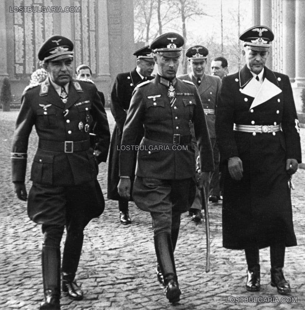 Аташето на Луфтвафе полковник Карл-Аугуст фон Шьонебек (Carl-August von Schonebeck), аташето на Вермахта полковник Ханс Брукман (Hans Bruckmann), Шверин-Кросиг (Schwerin-Crossig) от Националсоциалистическата партия (NSDAP) и други германски военни след посещение на Мемориала на Първи и Шести пехотни полкове, намирал се на мястото на НДК, София около 1941 г.