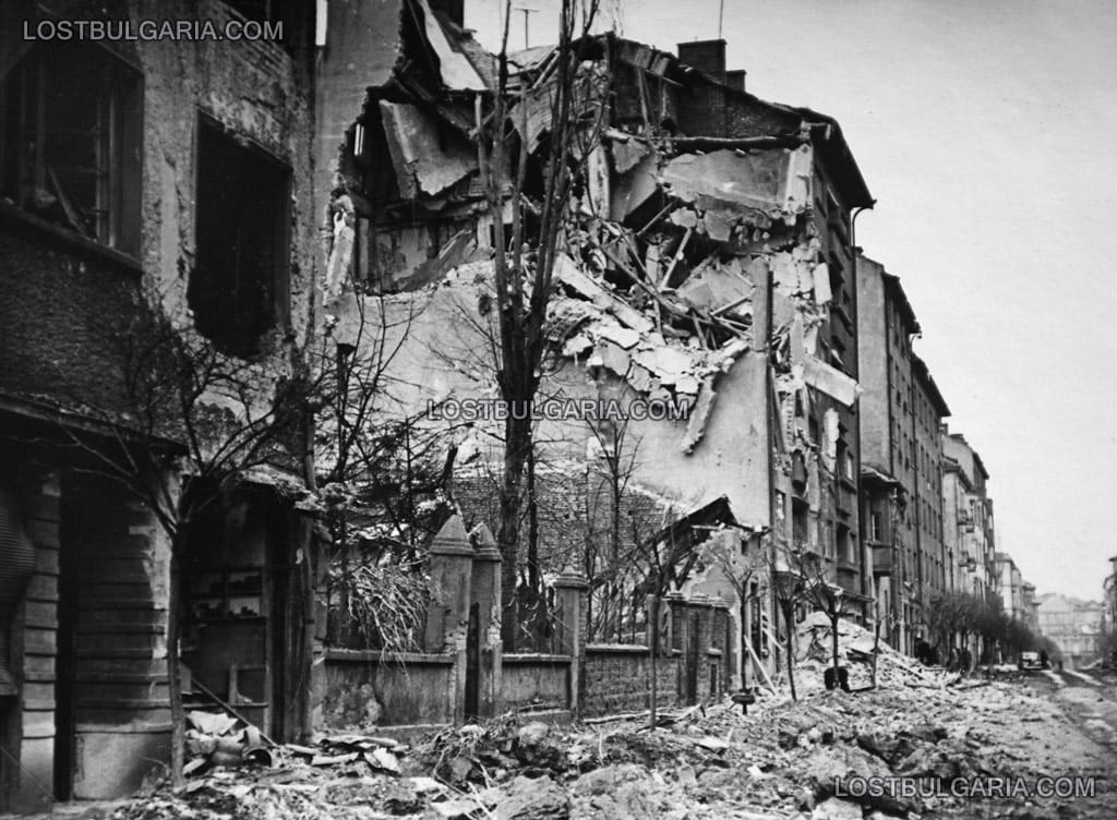 Булевард "Патриарх Евтимий" с разрушени жилищни сгради след англо-американските бомбардировки над София, 9 януари 1944 г.