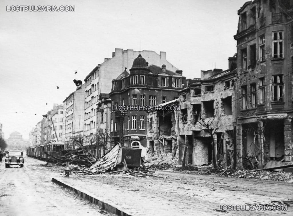 Булевард "Витоша" и разрушените жилищни сгради след англо-американските бомбардировки над София, 9 януари 1944 г.