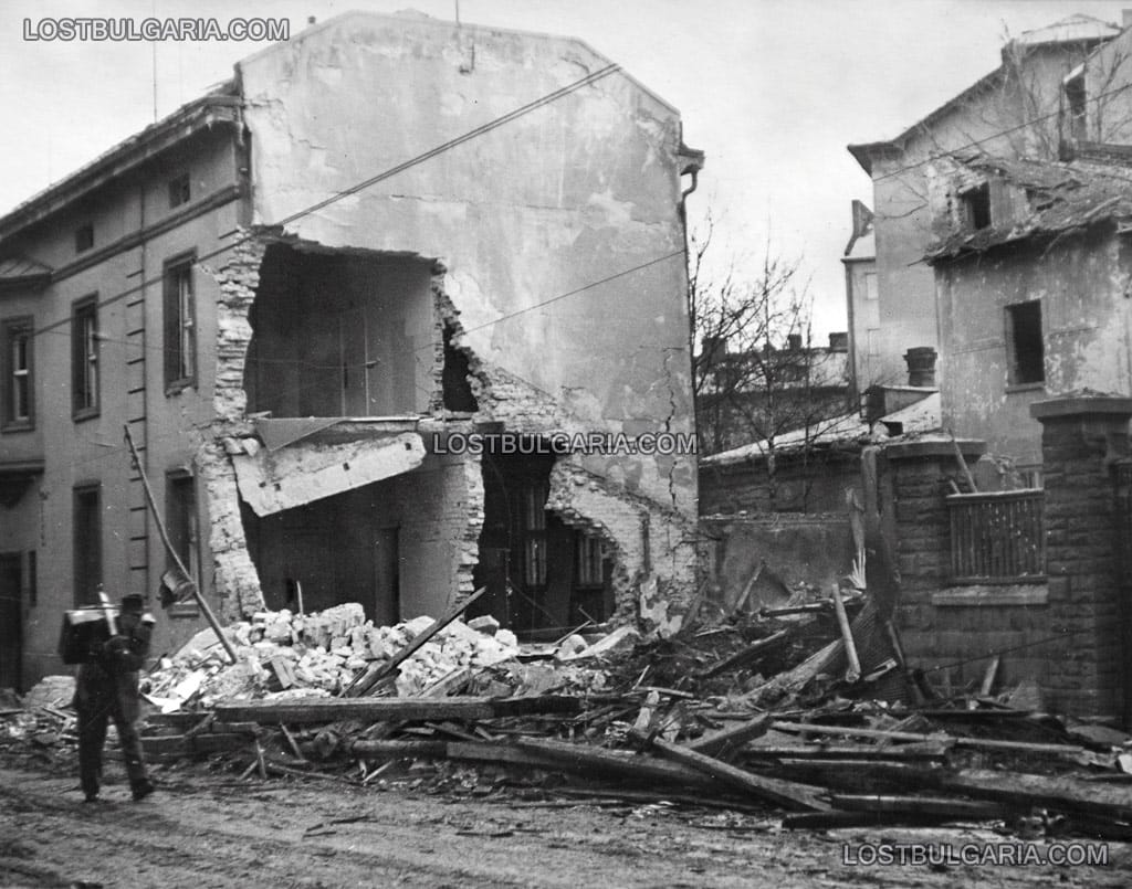 Мъж, понесъл на рамо най-необходимото минава сред разрушени жилищни сгради на улица "Граф Игнатиев" след англо-американските бомбардировки над София, 9 януари 1944 г.
