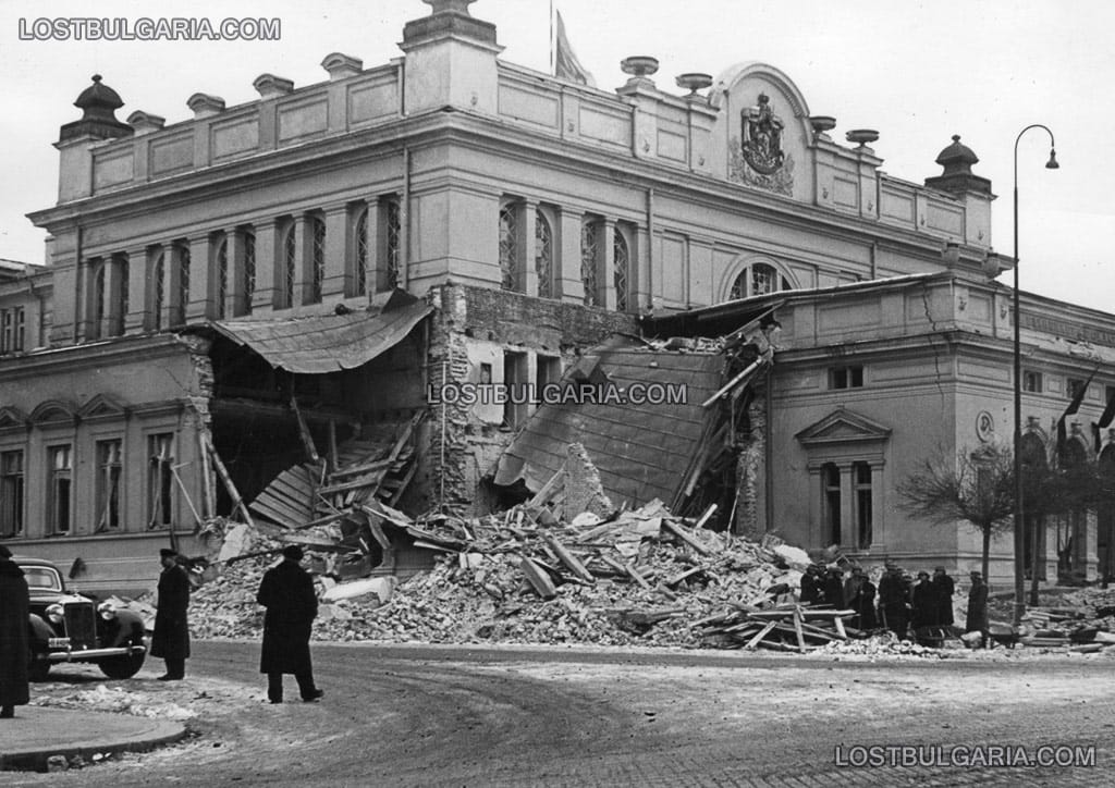 Доброволци от "Въздушна защита" разчистват отломки от разрушената сграда на Народното събрание след англо-американските бомбардировки над София, 9 януари 1944 г.