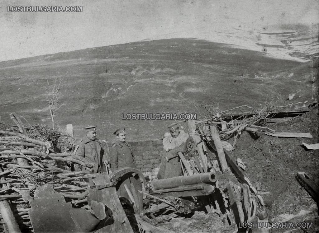 Офицери от 12-ти пехотен Балкански полк край поразено оръдие, Южния фронт, 1917 г.