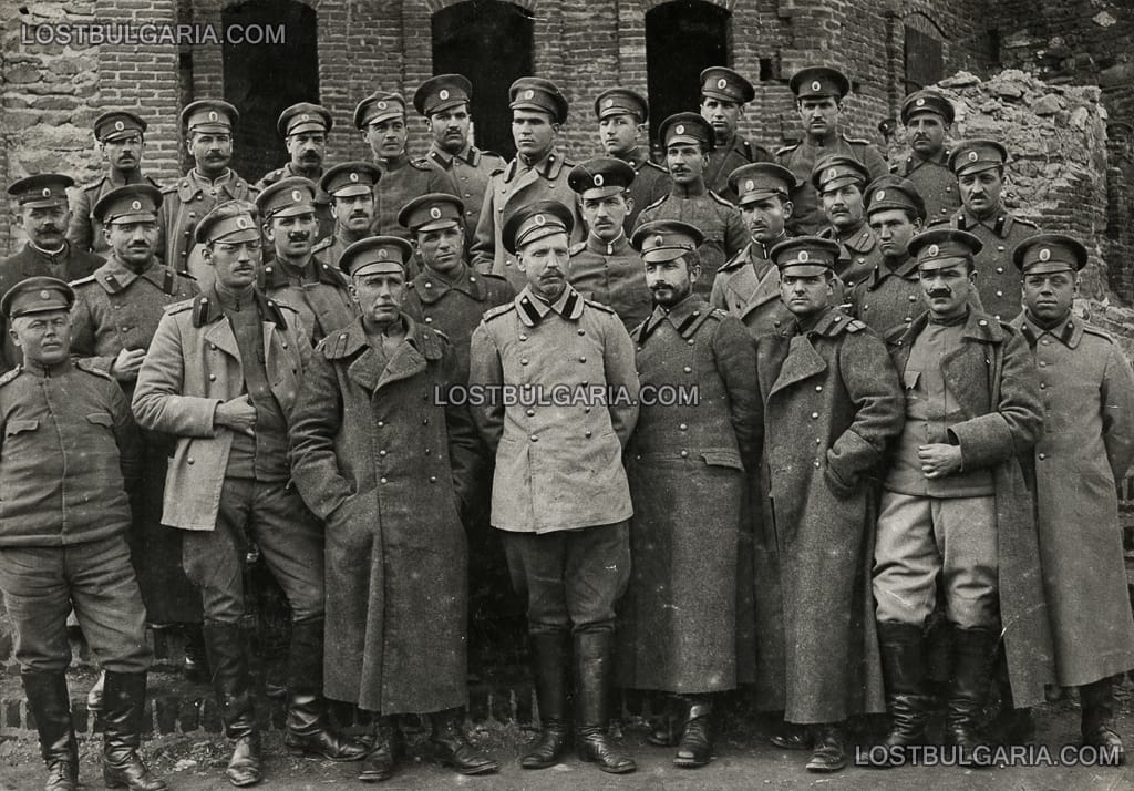 Офицери от 12-ти пехотен Балкански полк в пленническия лагер "Гросети" (Лерин), Коледа, януари 1919 г.
