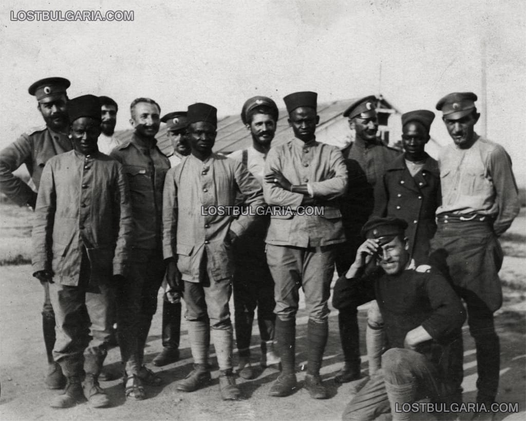 "С Камерадите" - офицери от 12-ти пехотен Балкански полк и френски колониални войници в пленническия лагер Шамли край Солун, 20 юни 1919 г.